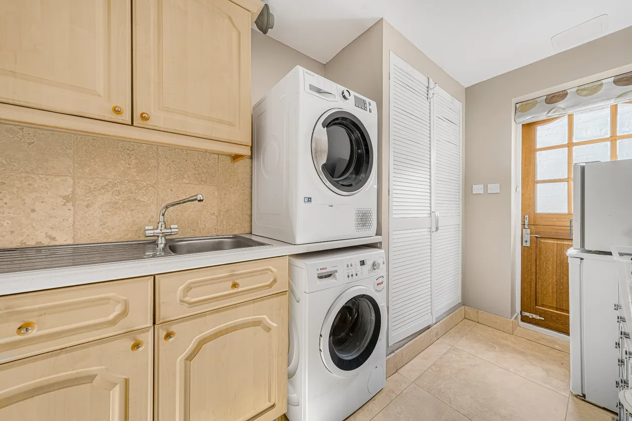 Ashley Park Crescent, Walton-On-Thames, KT12, photo 19