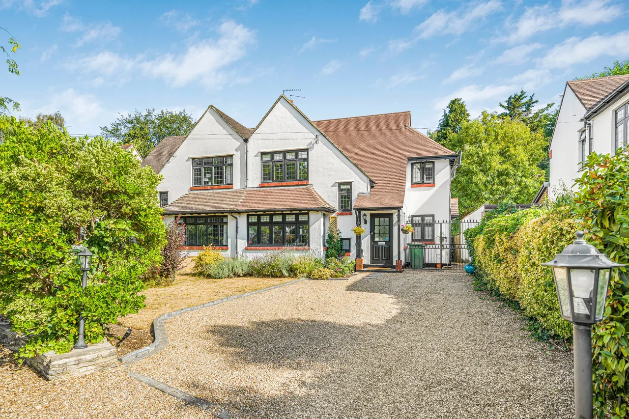 4 bed house for sale, Ashley Park Crescent, Walton-On-Thames, KT12