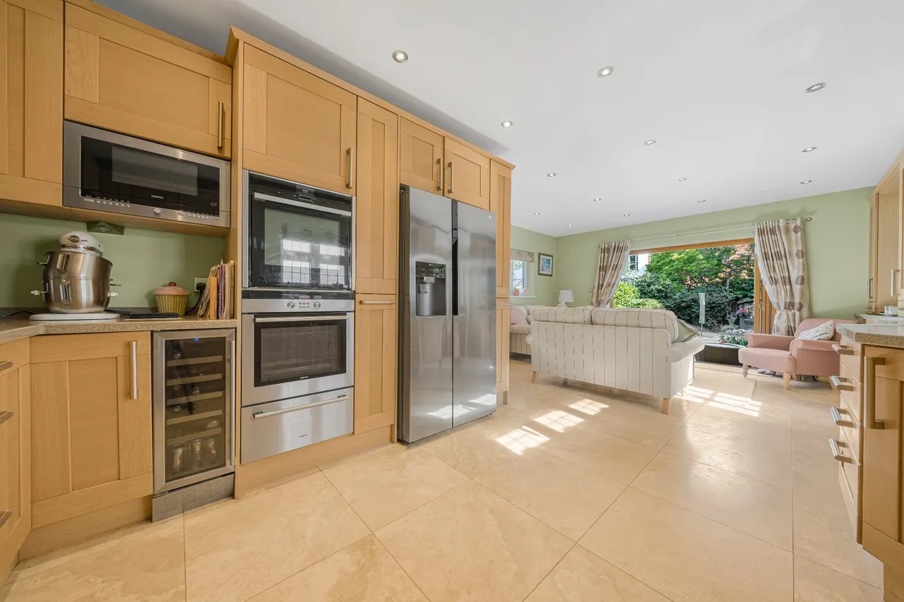 Ashley Park Crescent, Walton-On-Thames, KT12, photo 13