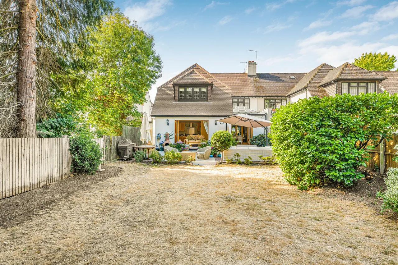 Ashley Park Crescent, Walton-On-Thames, KT12, photo 12