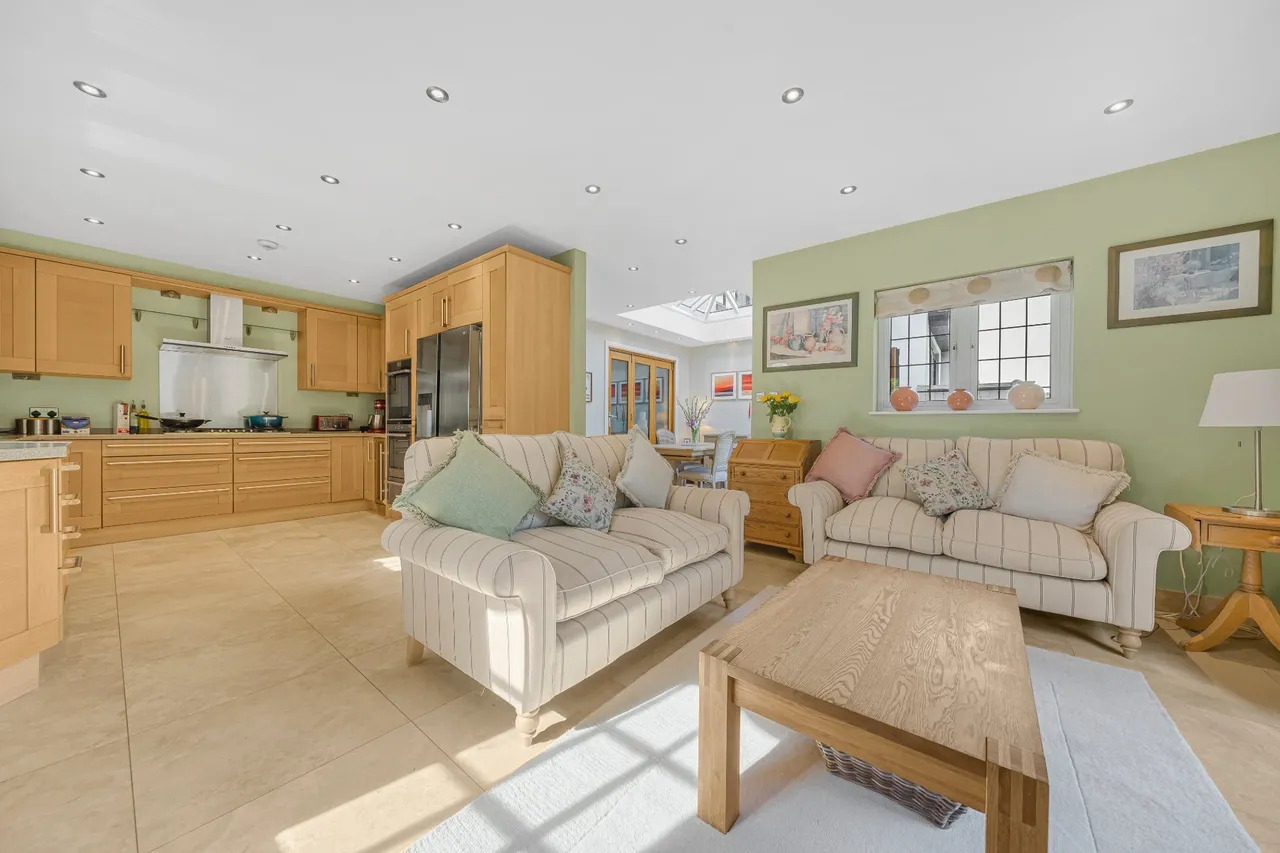 Ashley Park Crescent, Walton-On-Thames, KT12, photo 6