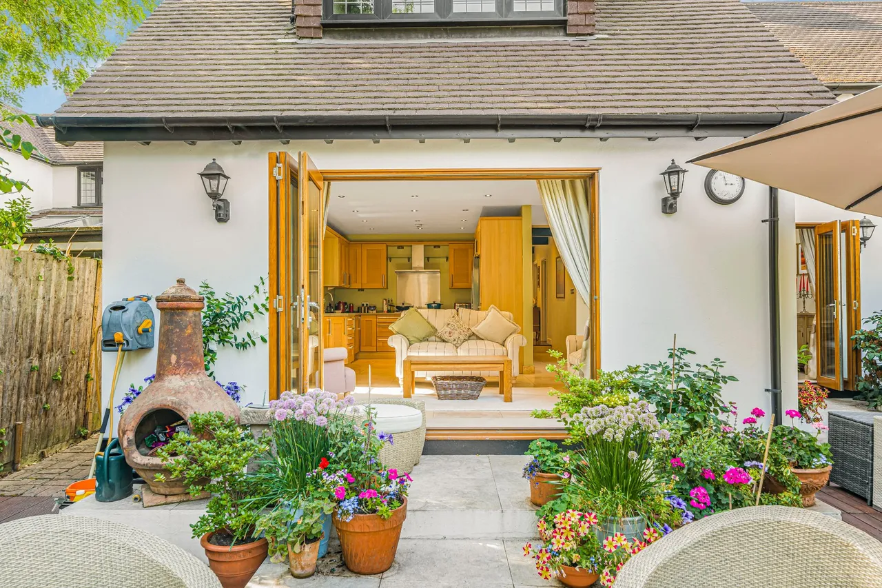 Ashley Park Crescent, Walton-On-Thames, KT12, photo 11