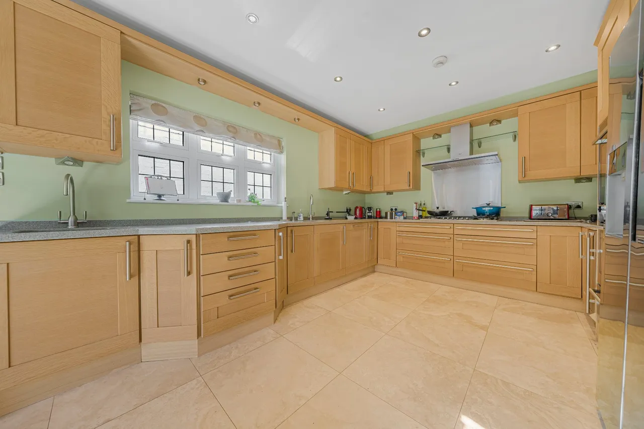 Ashley Park Crescent, Walton-On-Thames, KT12, photo 5