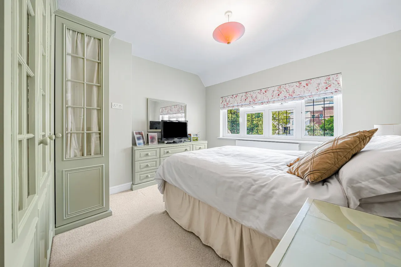 Ashley Park Crescent, Walton-On-Thames, KT12, photo 15