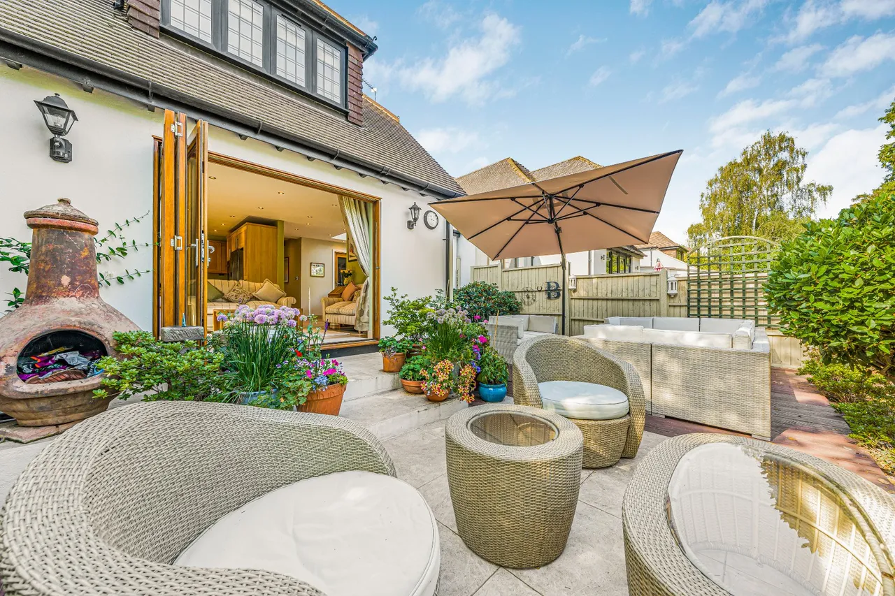 Ashley Park Crescent, Walton-On-Thames, KT12, photo 7
