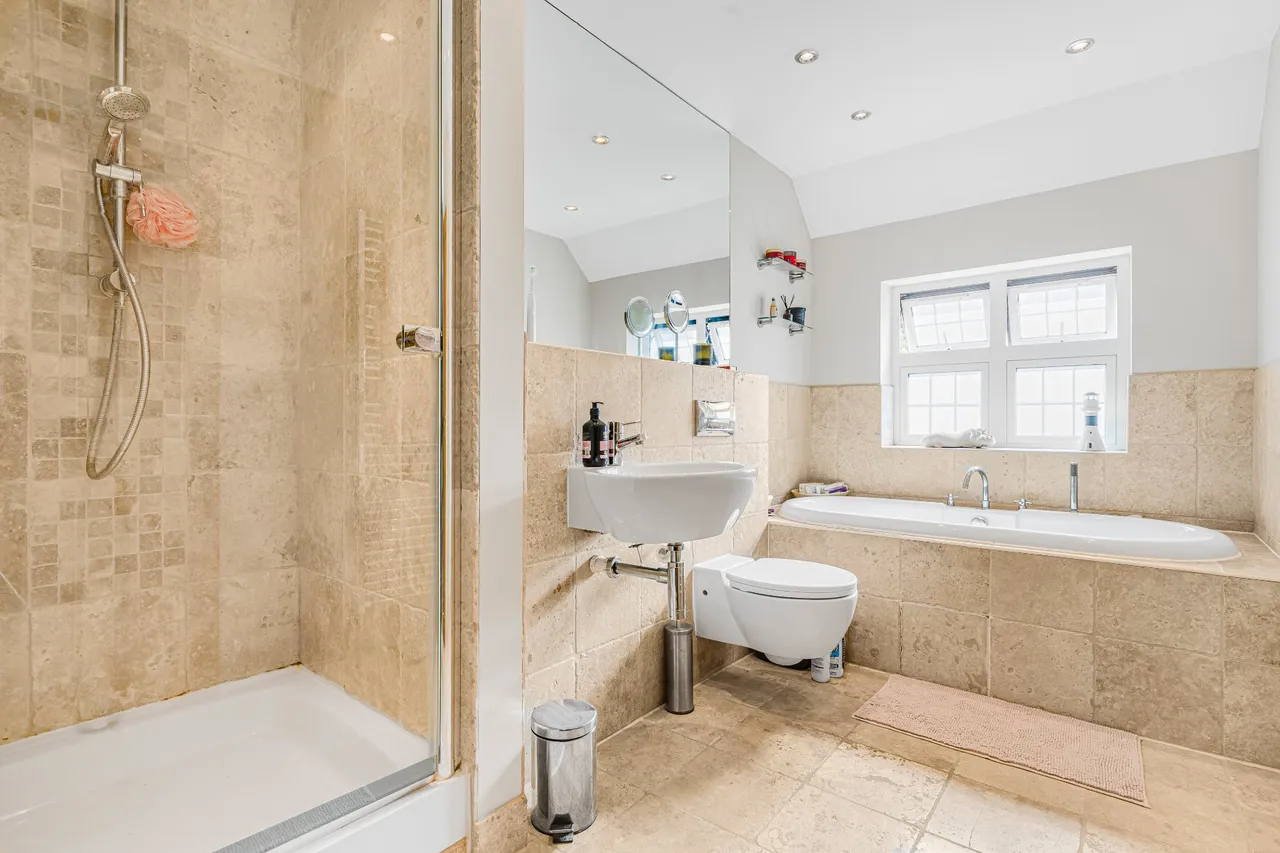 Ashley Park Crescent, Walton-On-Thames, KT12, photo 14
