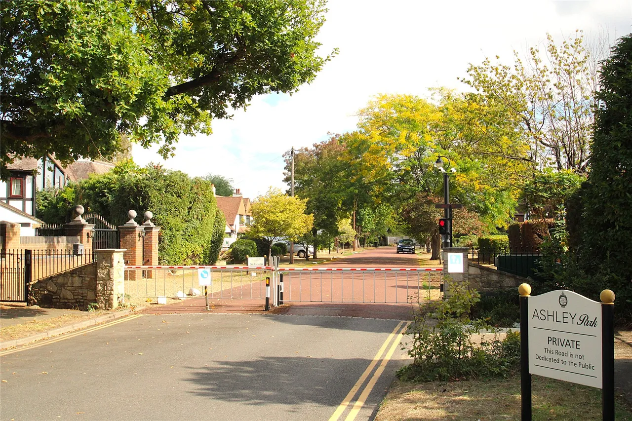 Ashley Park Crescent, Walton-On-Thames, KT12, photo 2