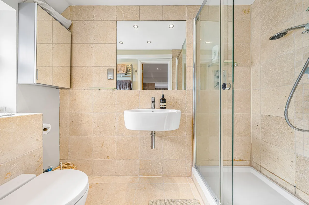 Ashley Park Crescent, Walton-On-Thames, KT12, photo 9