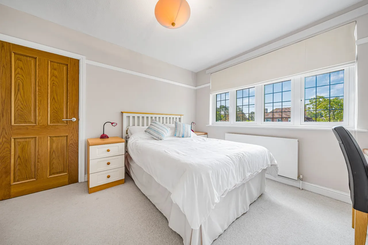 Ashley Park Crescent, Walton-On-Thames, KT12, photo 10