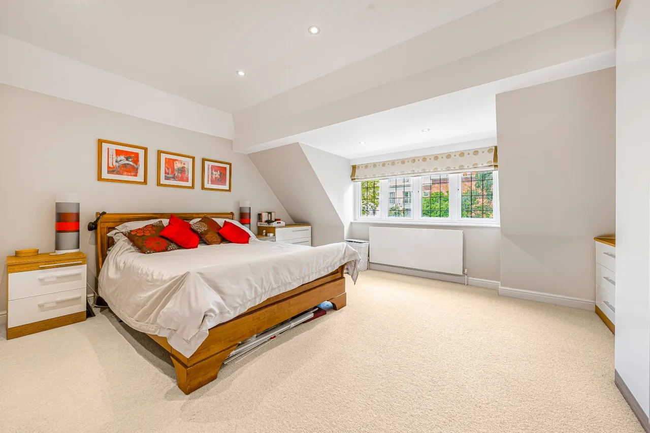 Ashley Park Crescent, Walton-On-Thames, KT12, photo 8