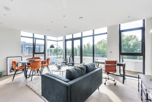 2 bed flat for sale, Overbridge Square, Newbury, RG14