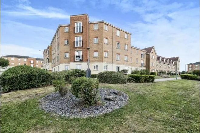 2 bed flat for sale — Windermere Avenue, Purfleet-On-Thames