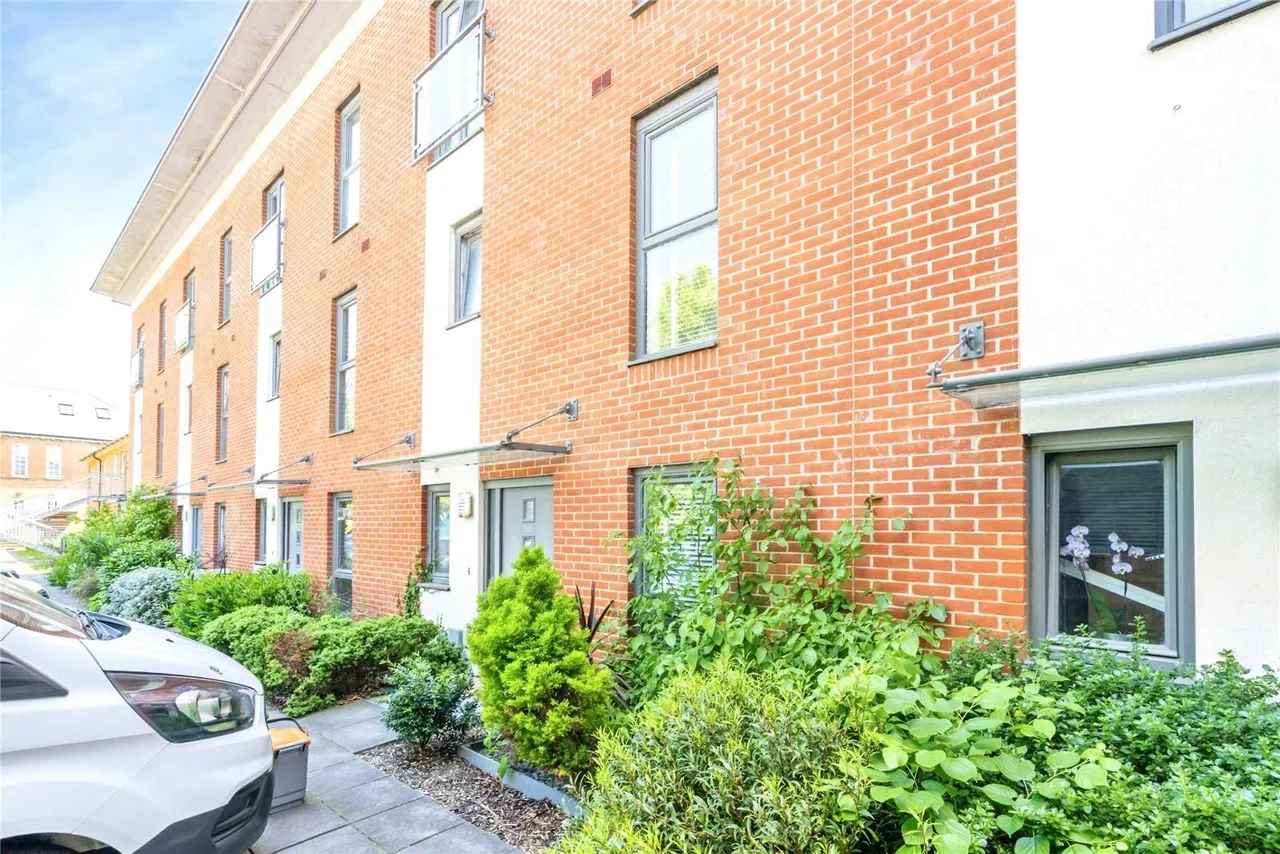 2 bed flat for sale, Longley Road, Chichester, PO19
