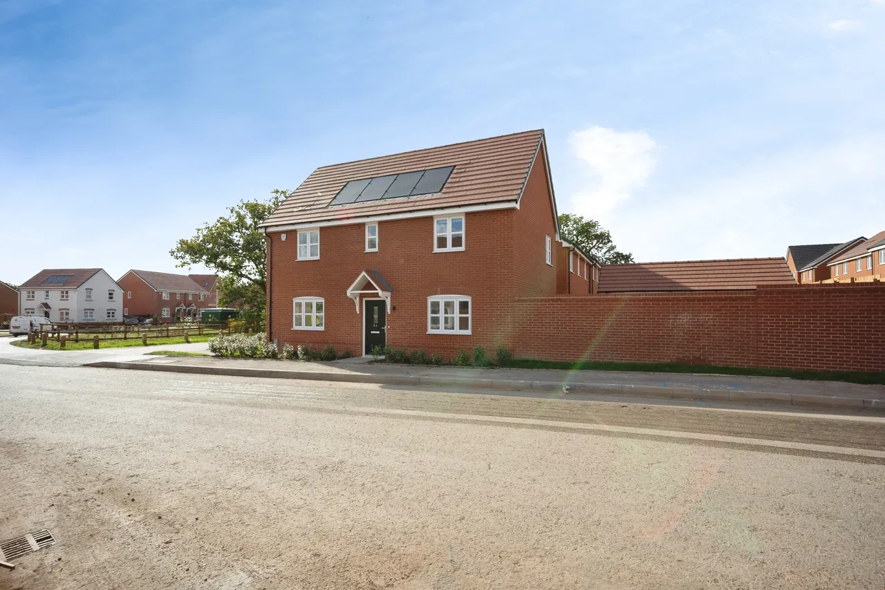 4 bed house to rent, Horncastle Road, Bedworth, CV12