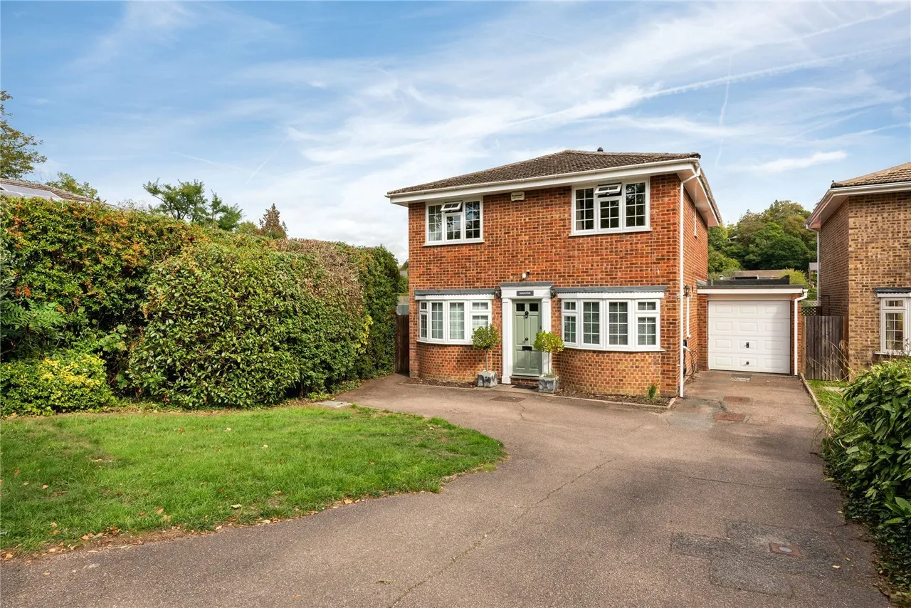 4 bed property for sale, Ridgeway Road, Dorking, RH4