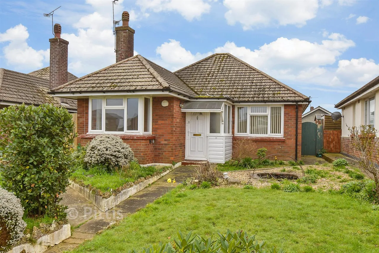 2 bed house for sale, Newport Road, Apse Heath, PO36