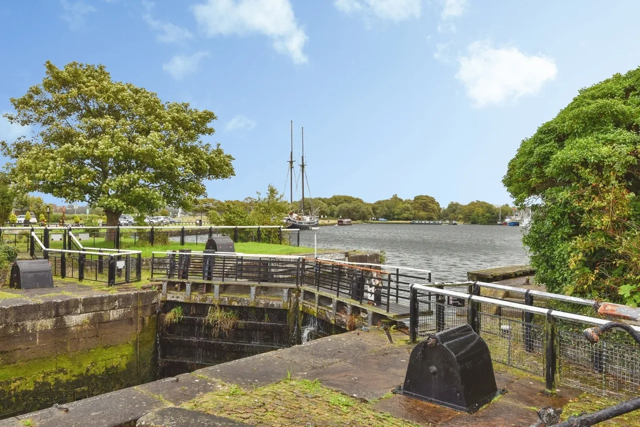 Ten Row, Glasson Dock, LA2, photo 15