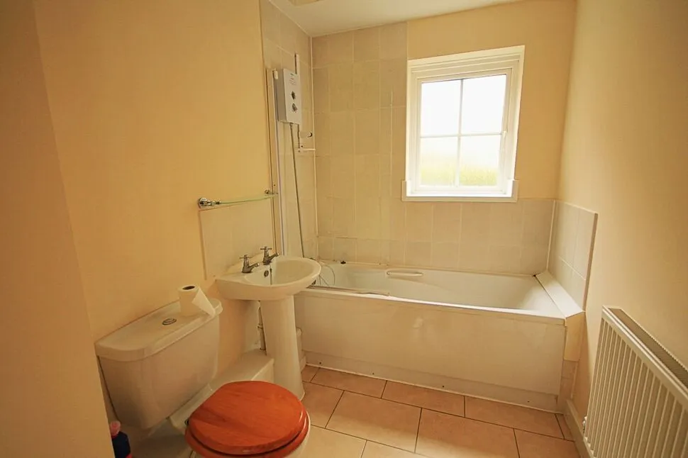 Hevingham Drive, Chadwell Heath, Romford, RM6, photo 4