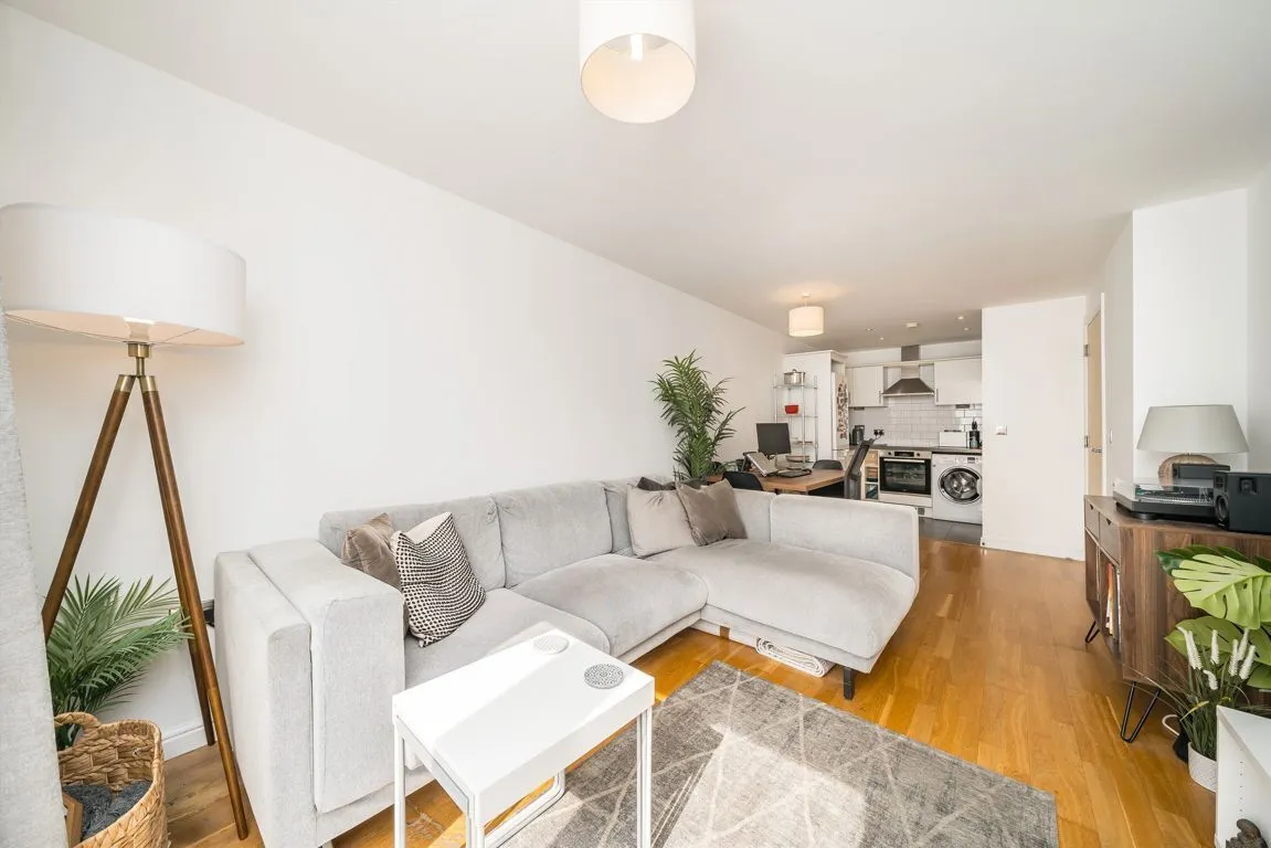 Garratt Lane, SW18, photo 2