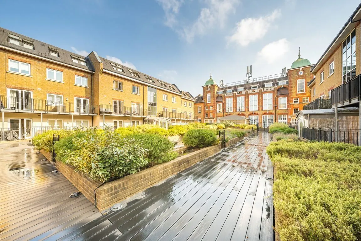 2 bed flat to rent, Garratt Lane, SW18