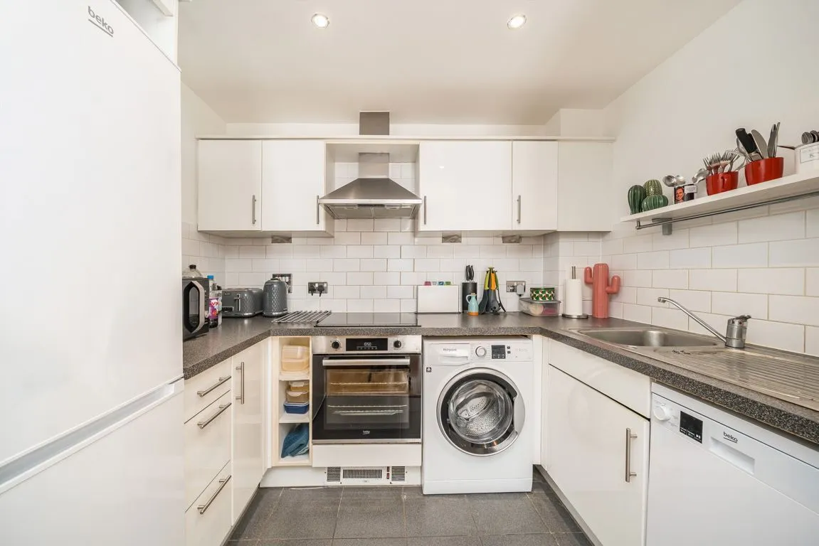 Garratt Lane, SW18, photo 3