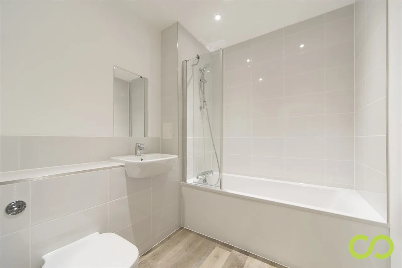 Sutton, SM1, photo 9