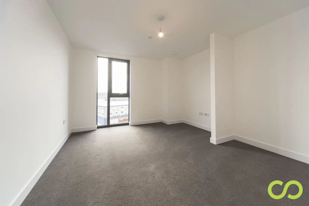 Sutton, SM1, photo 6