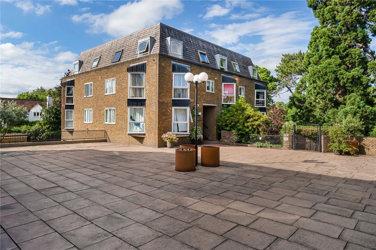 1 bed flat for sale, Twickenham Road, Teddington, TW11