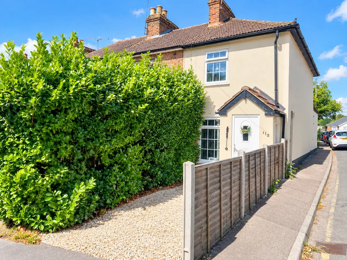 2 bed house for sale — Crescent Road, Warley, Brentwood