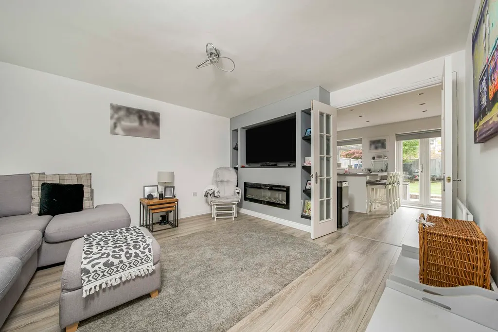 Rutherford Close, Hillingdon, UB8, photo 2