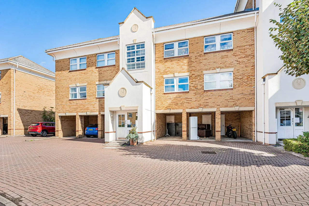 International Way, Sunbury-on-Thames, TW16, photo 8