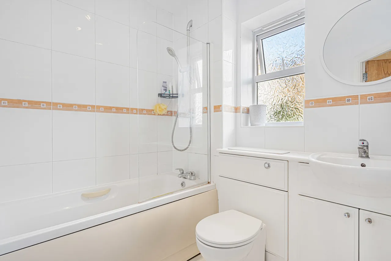 International Way, Sunbury-on-Thames, TW16, photo 6