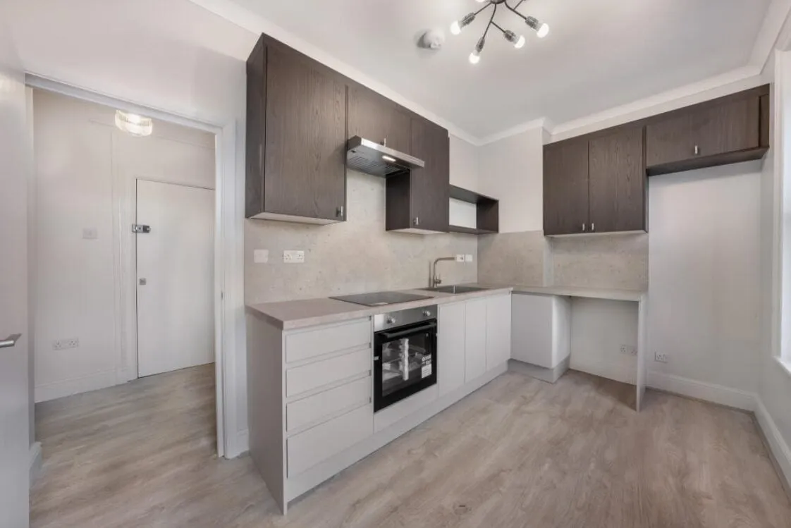 Bromley Road, London, SE6, photo 2