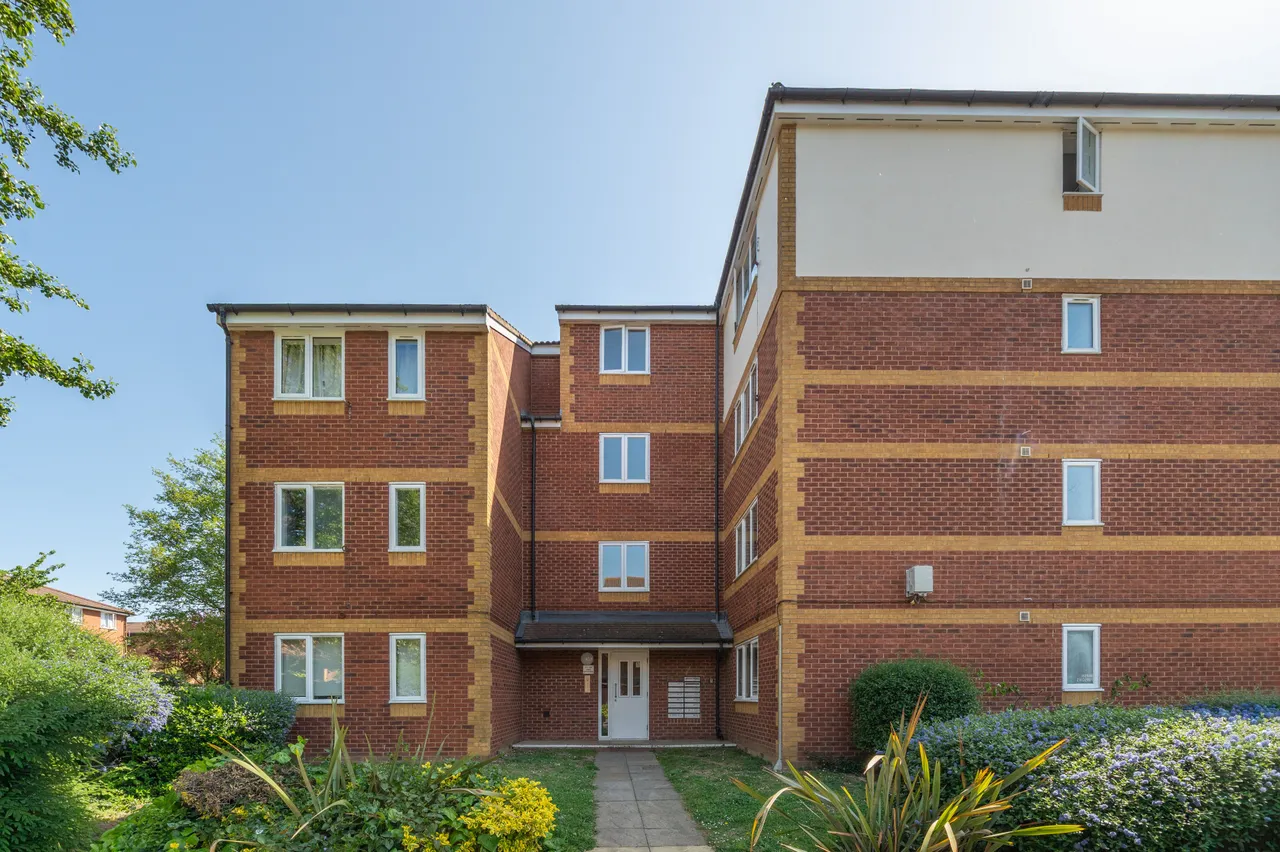 flat for sale — 121 Ruston Road, London