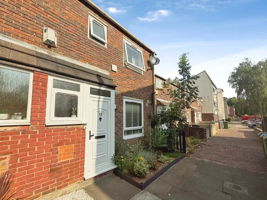 Woolf Close, London, SE28, photo 2