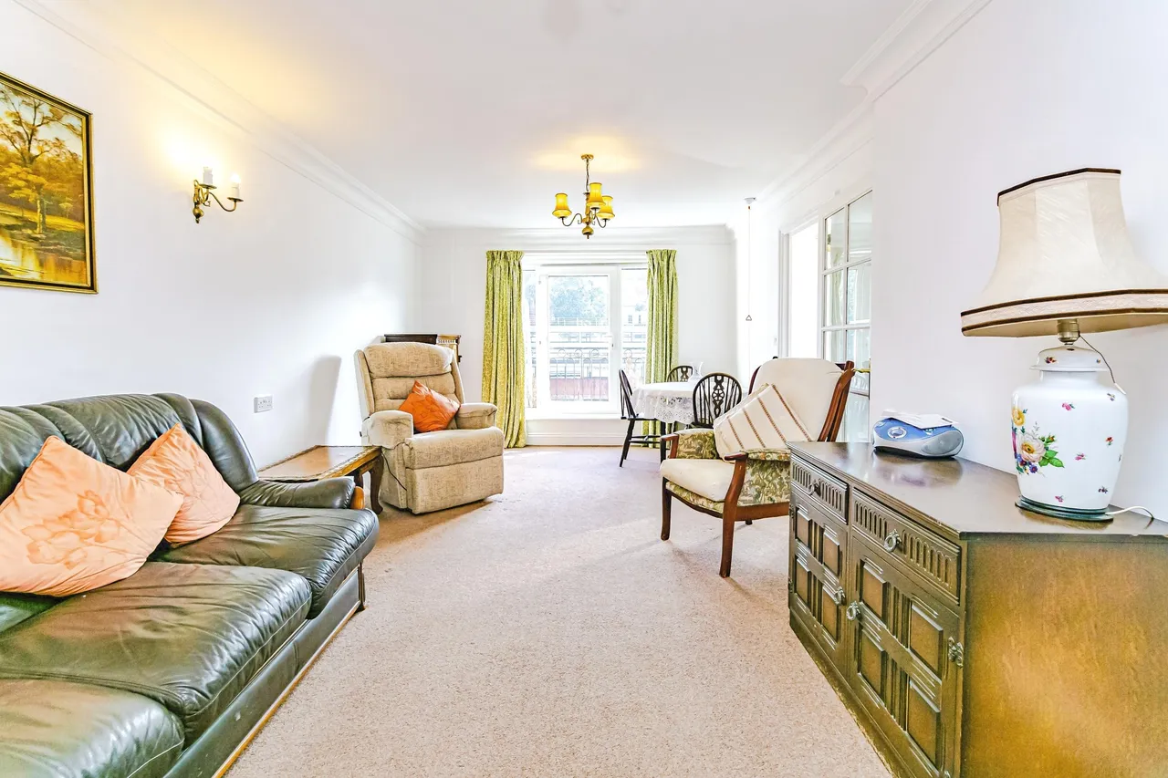 Pegasus Court, Stafford Road, Caterham, Surrey, CR3, photo 2