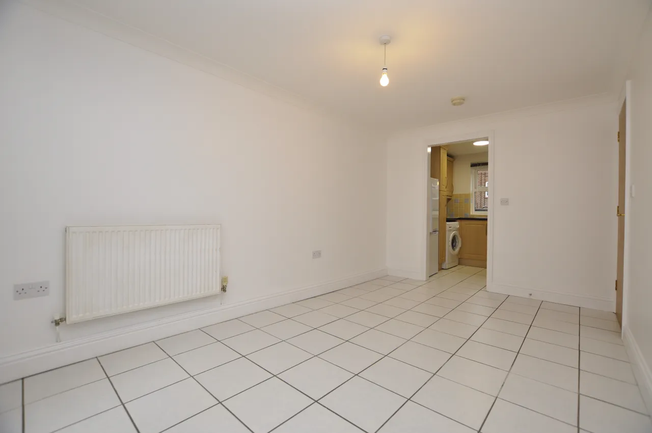 Flat 2, 141 Upper Bridge Road, Chelmsford, Essex, CM2 0AL, photo 3