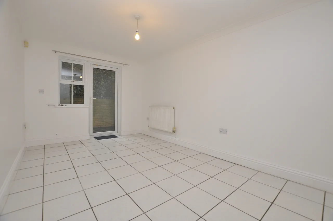 Flat 2, 141 Upper Bridge Road, Chelmsford, Essex, CM2 0AL, photo 2