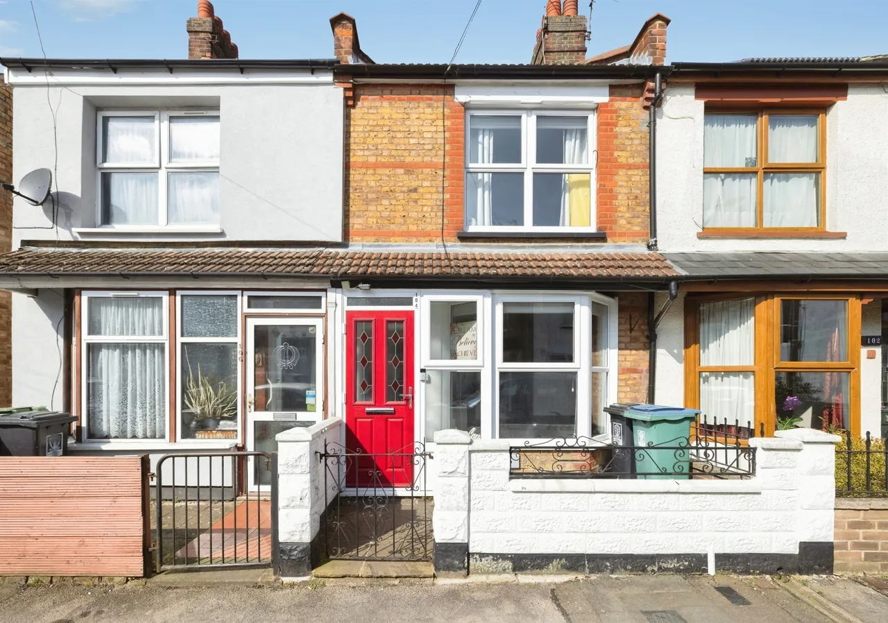 3 bed house for sale — Chester Road, Watford