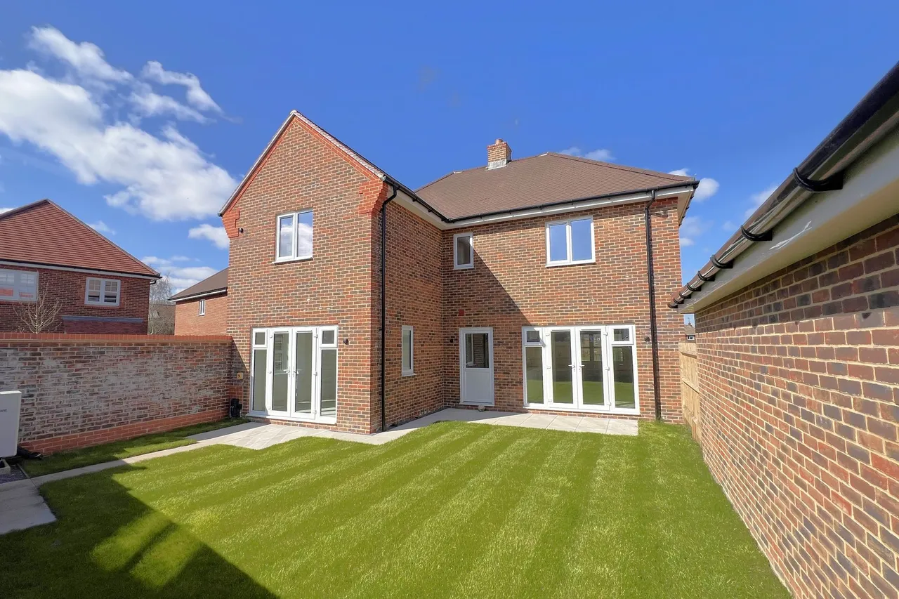 Sweeters Field Road, Alfold, GU6, photo 3