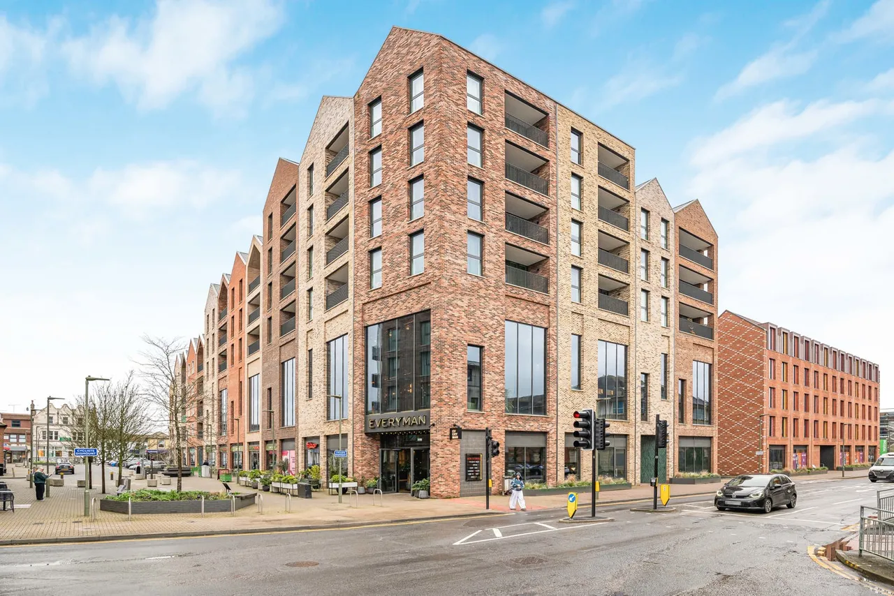 2 bed flat for sale, Station Road North, Egham, TW20