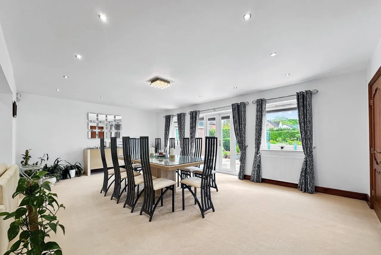 Hale Road, Hale Barns, Cheshire WA15 8TH, photo 4