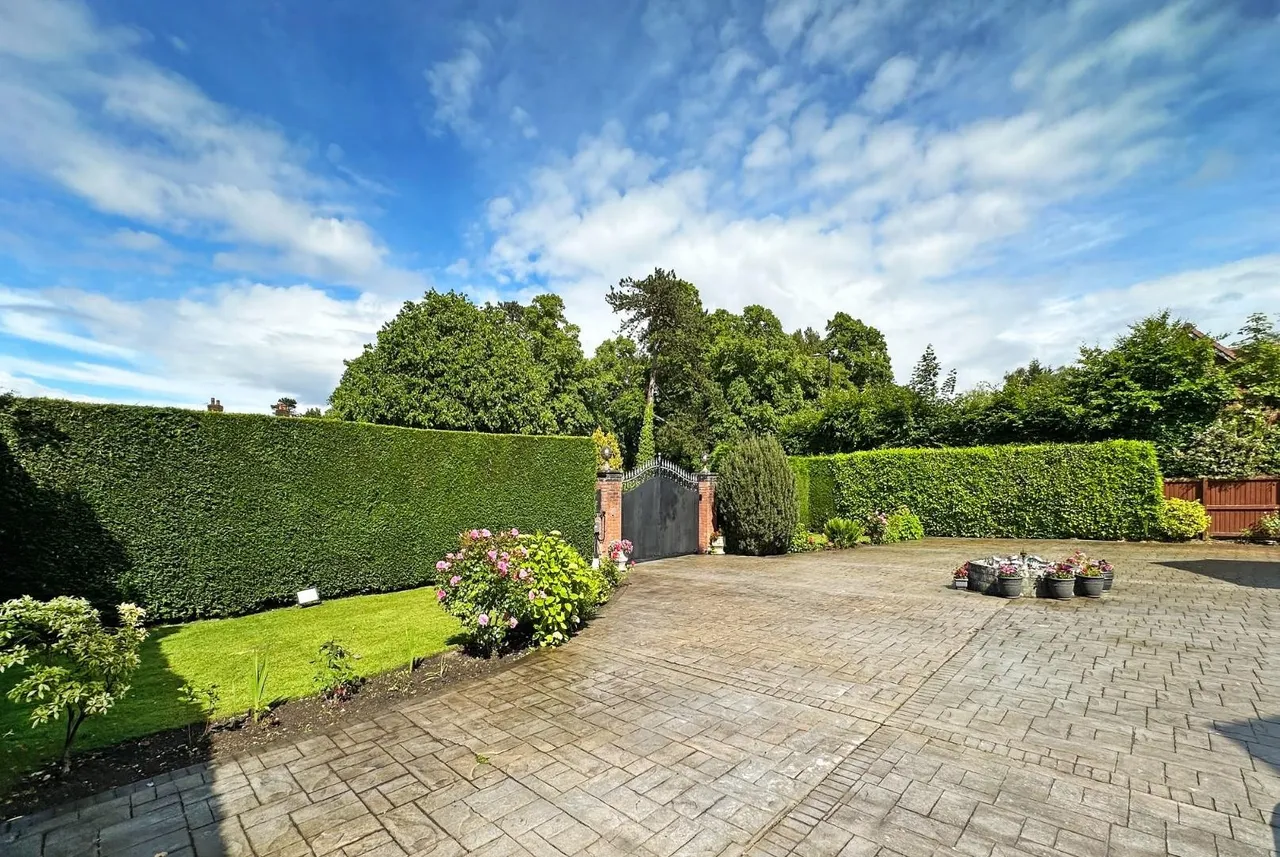 Hale Road, Hale Barns, Cheshire WA15 8TH, photo 43