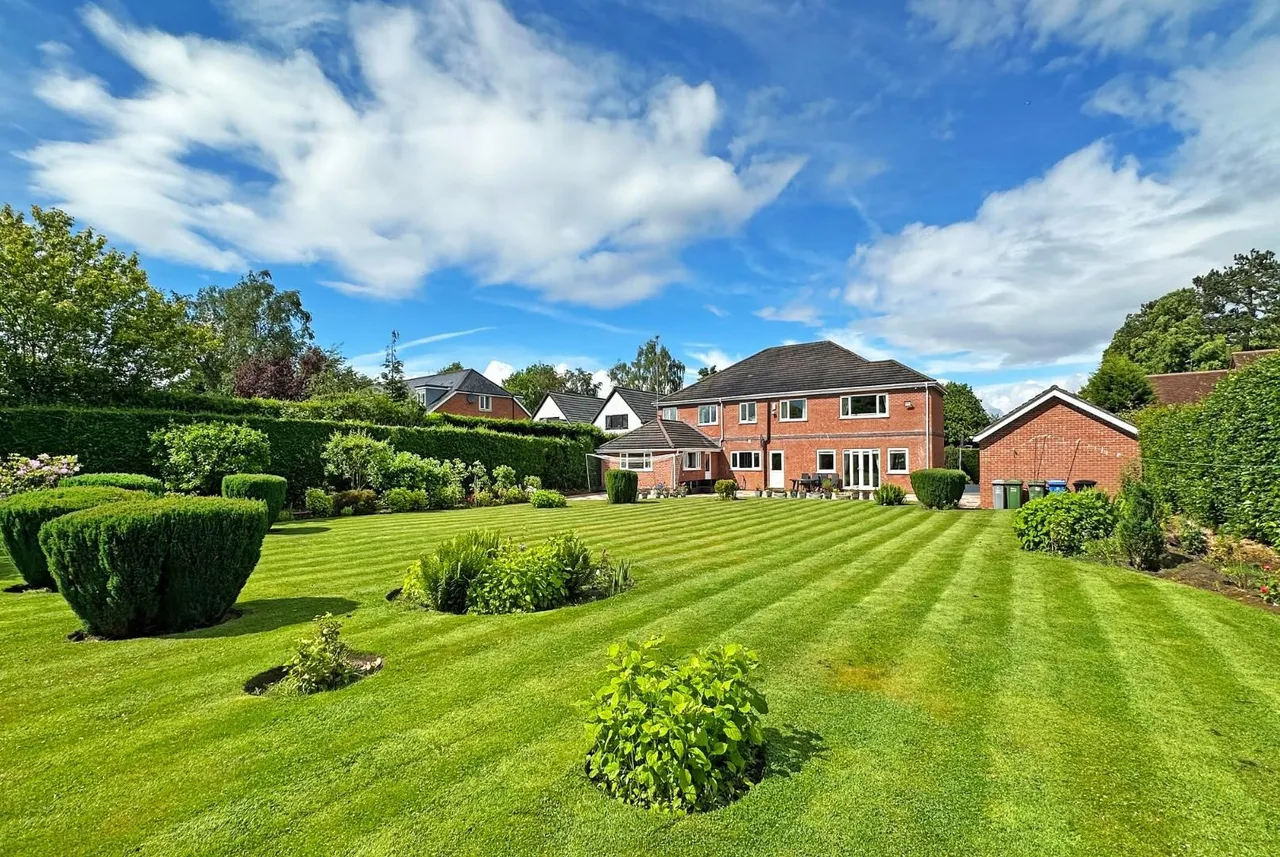 Hale Road, Hale Barns, Cheshire WA15 8TH, photo 21