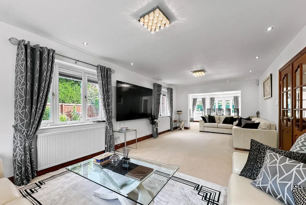 Hale Road, Hale Barns, Cheshire WA15 8TH, photo 2