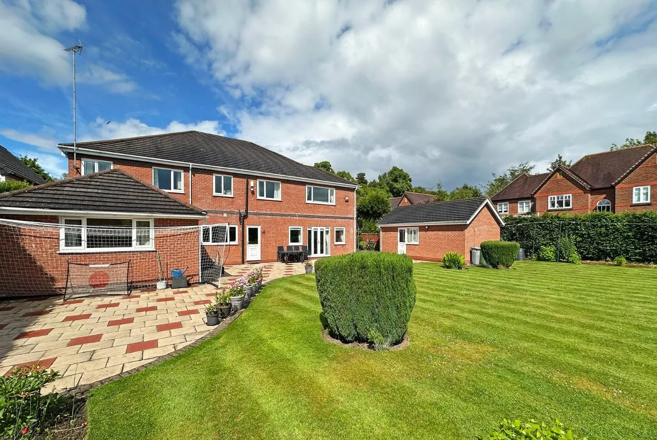 Hale Road, Hale Barns, Cheshire WA15 8TH, photo 22