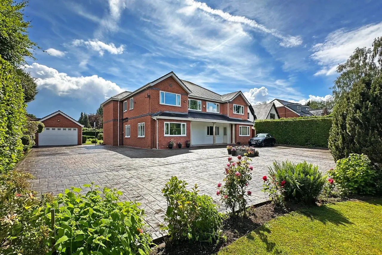 7 bed house for sale — Hale Road, Hale Barns, Cheshire WA15 8TH