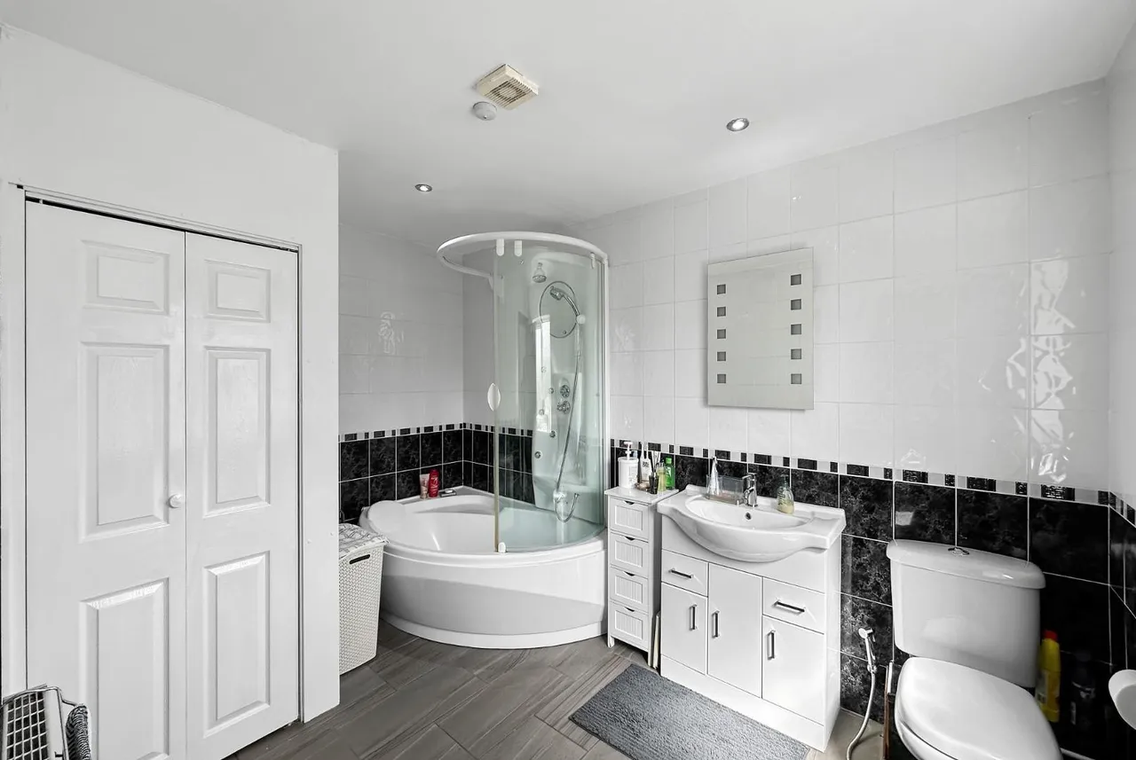 Hale Road, Hale Barns, Cheshire WA15 8TH, photo 11