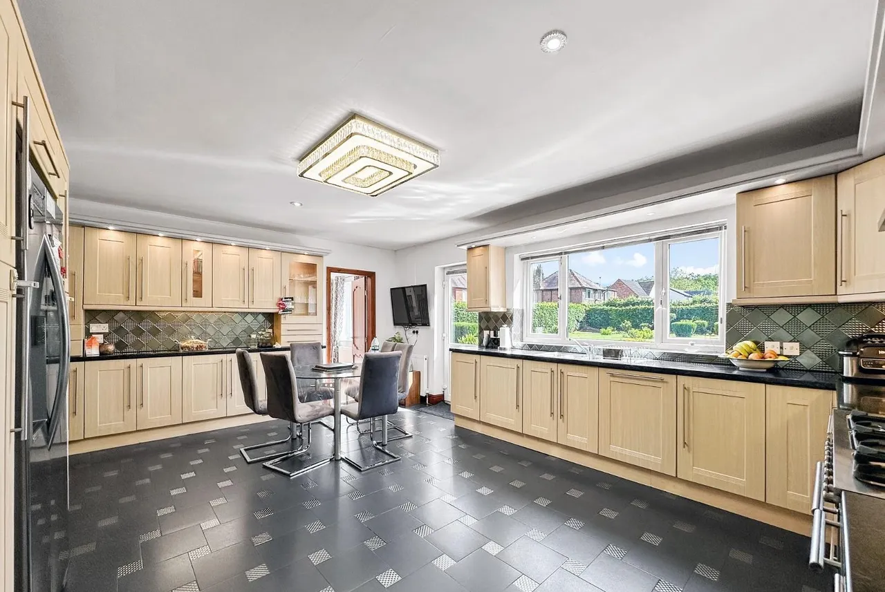 Hale Road, Hale Barns, Cheshire WA15 8TH, photo 27