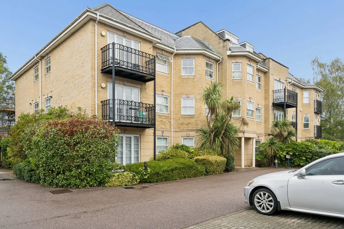 2 bed flat for sale, Pinner Road, Northwood, HA6